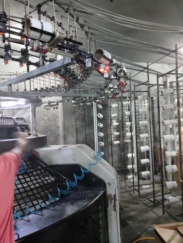 Circular knitting machines with yarn cones
